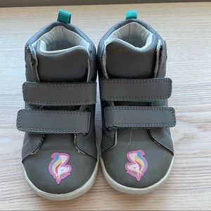Ten Little Kids Sneakers. (Removable stickers).